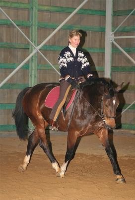 Céline Willms se v případě problému, který se nedaří řešit jen ze země, na koně posadí a ukáže správnou cestu práce s koněm. Na snímku na klisně Marléne majitelky Daniely Benešové. Holeň posunutá trochu dozadu pomáhá lépe aktivovat “netlačící“ záď. Céline Willms se v případě problému, který se nedaří řešit jen ze země, na koně posadí a ukáže správnou cestu práce s koněm. Na snímku na klisně Marléne majitelky Daniely Benešové. Holeň posunutá trochu dozadu pomáhá lépe aktivovat “netlačící“ záď.