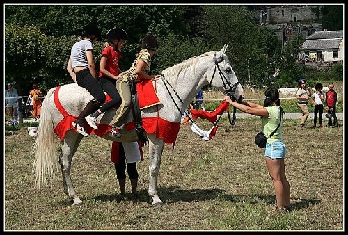 Ukázky hipoterapie JK Donarova Samota - jízdárna Litoboř. Ukázky hipoterapie JK Donarova Samota - jízdárna Litoboř.