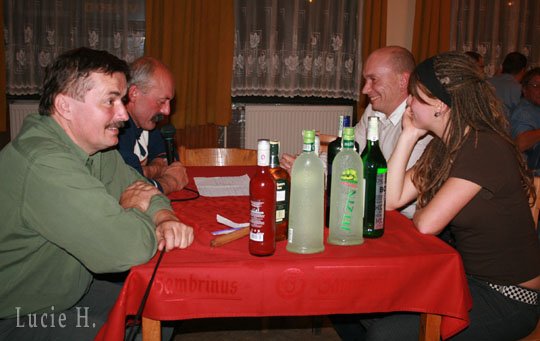 U soudu se smál jen málokdo...(zleva soudce Josef Šafrata, master Milan Braný a zástupci JK Všetice) U soudu se smál jen málokdo...(zleva soudce Josef Šafrata, master Milan Braný a zástupci JK Všetice)