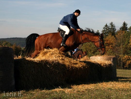 Gita nechala nohy pod sebou