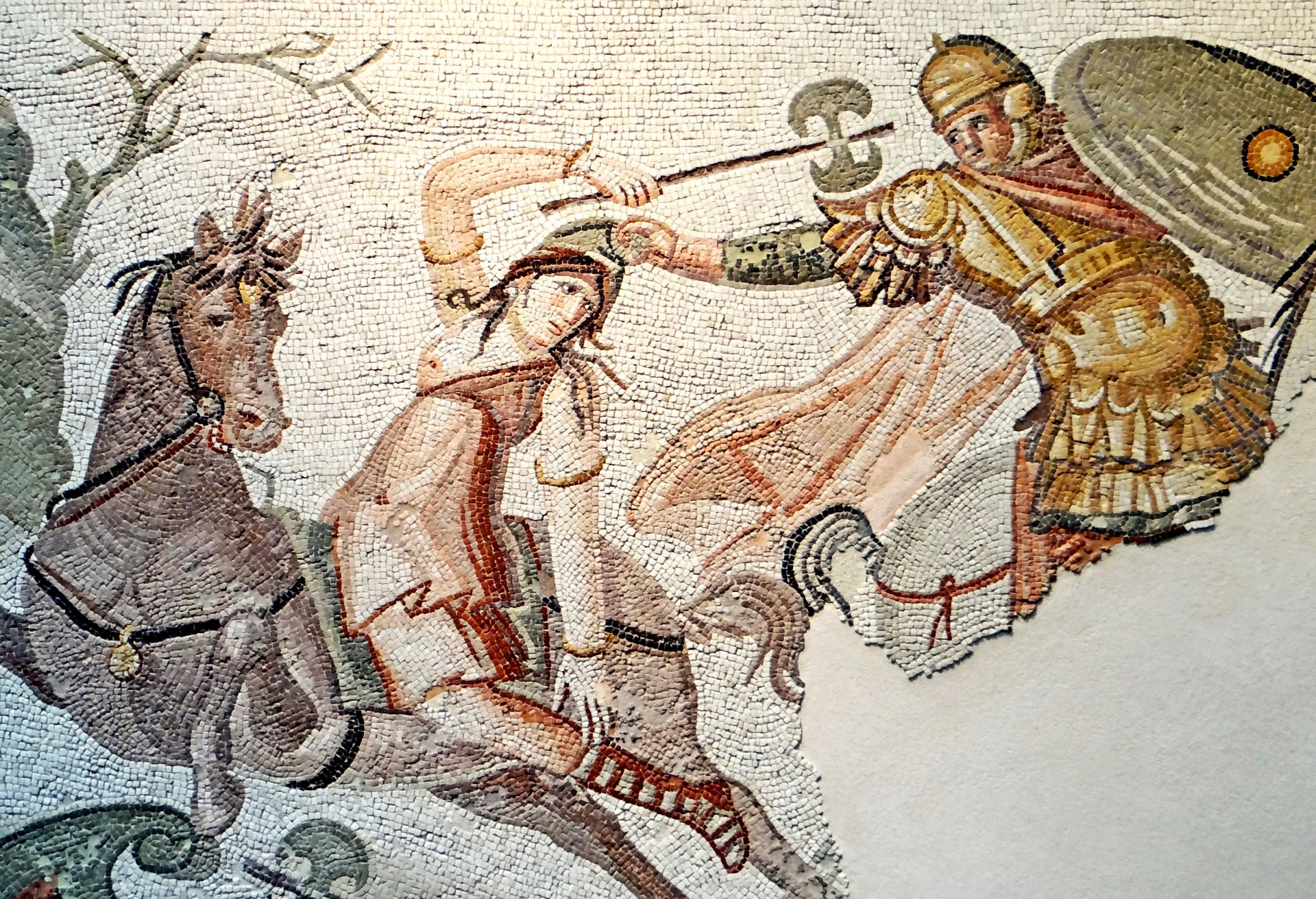 Amazonka bojující s řeckým válečníkem, mozaika, 4. století n. l. z Antiochie (pomezí Turecka a Sýrie), antického města poničeného zemětřesením 6. února 2023
