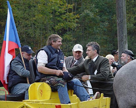Honzovi Blizňákovi gratulují ing. Kratochvíle a ing. Viszlai.