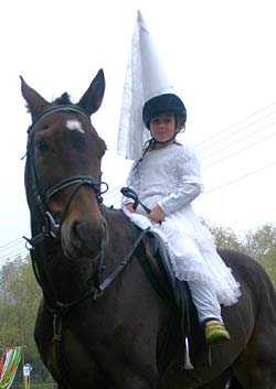 dětská maškaráda v sedle