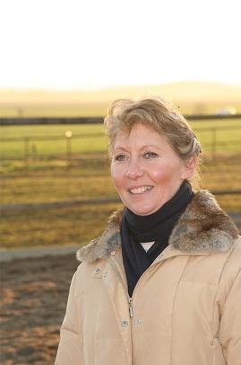 Céline Willms,stále usměvavá a vstřícná ke každému, kdo chce naslouchat. Cílem je podat kritiku tak, aby byla konstruktivní, přínosná, ale nevzala chuť do dalšího vzdělávání.Tak se chová ke koním i k jezdcům.Nikdy nikdo ji neviděl zvýšit hlas na koně nebo se rozčilovat na jezdce, nepatří to k její osobnosti. Přesto dosahuje neuvěřitelných výsledků, zejména se zkaženými koňmi.