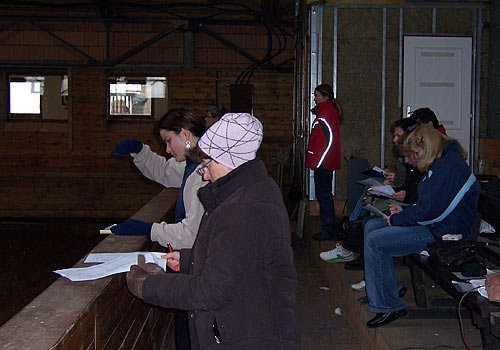 Rozhodčí při práci - situaci značně ztížila neúčast zapisovatelů :)