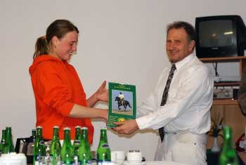 Předávání kalendáře WPCS prezidentem CBWBC Ludvíkem Filípkem slečně Havlíčkové. Předávání kalendáře WPCS prezidentem CBWBC Ludvíkem Filípkem slečně Havlíčkové.