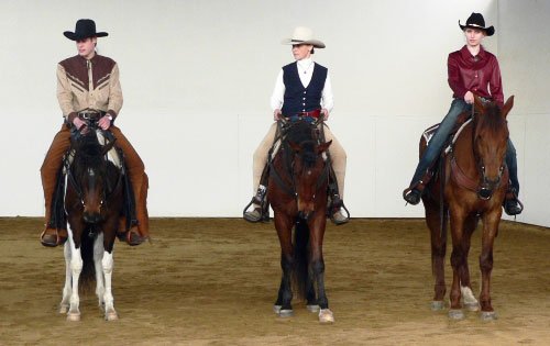 Stání vedle sebe na středu jízdárny