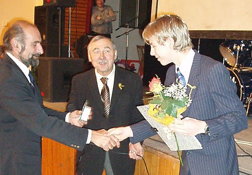 Miloslavu Příhodovi předává ocenění ..