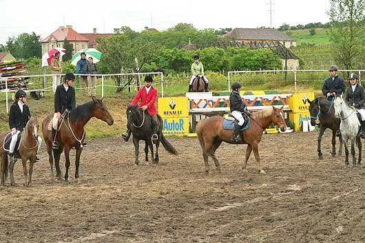účastníci soutěže skákání bez otěží
