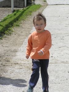 Anetka nyní běhá sama z kopce a do kopce