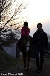 A. Neumanová vzala malou návštěvnici Nelu na procházku... A. Neumanová vzala malou návštěvnici Nelu na procházku...
