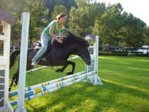 Při tréninku, pod dečkou vykukují žebra...