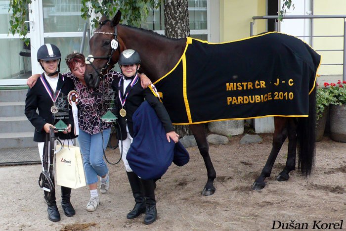 Veronika Příhodová se sestrou Lucií (vpravo) Veronika Příhodová se sestrou Lucií (vpravo)