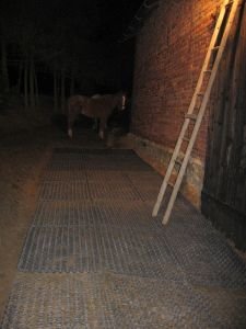 plastové rohože před stodolou mají za úkol zabránit rozbahnění