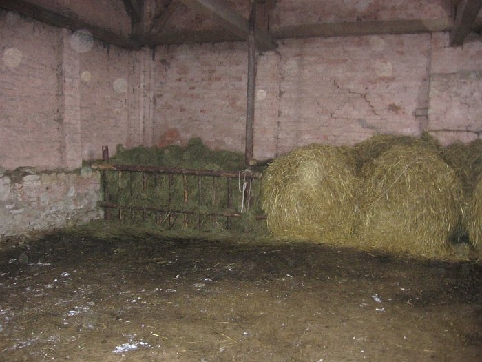 dřevěný seník ve stodole