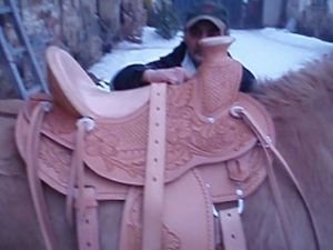 sedlo objednané na mítu podle otisku hřbetu ční nad koněm