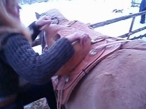 sedlo se při nasedání přetáčí, i když je nadměrně dotažené