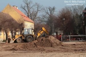 těžká technika na nádvoří