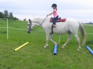 Dítě se učí stehenní sed.