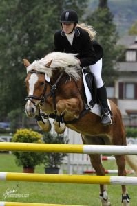 Skokový parkur v podání Kristýny Štechové a klisny Sany