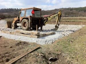 2.4.2011 - začínáme s umisťováním obrubníků - pražců