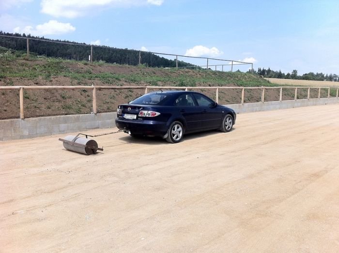 7.7.2011 - není technika, tak holt pomáhá, co ruce a kola má:-) 7.7.2011 - není technika, tak holt pomáhá, co ruce a kola má:-)