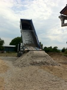 7.7.2011 - první fůra 30 tun kaznějovského bílého písku frakce 0-1 mm...