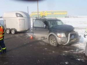 Střet auta s koňmi v přívěsu s vlakem