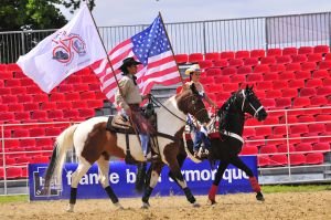 Úvodní jízda pod vlajkami