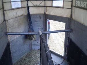 přívěs s prostornou přední částí umožní lepší proudění vzduchu i okolo hlav koní