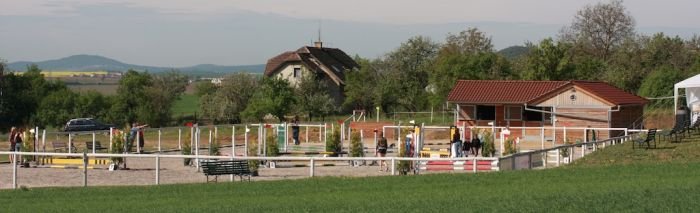 Celkový pohled na jízdárnu a stáje Celkový pohled na jízdárnu a stáje