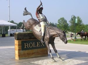 Socha jezdce v krosu symbolizující náročnost této disciplíny