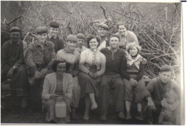 Skupina zaměstnanců hřebčína Klokočov v 50. - 60. letech