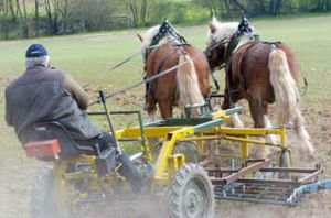 Německá výroba: víceúčelový držák na zařízení před vozem