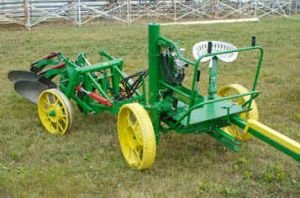 Moderní dvouradličný pluh s vozem s hydraulikou. Vyrobeno v USA.