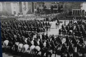 Nastoupený 8. dragounský pluk na náměstí Republiky v září 1934