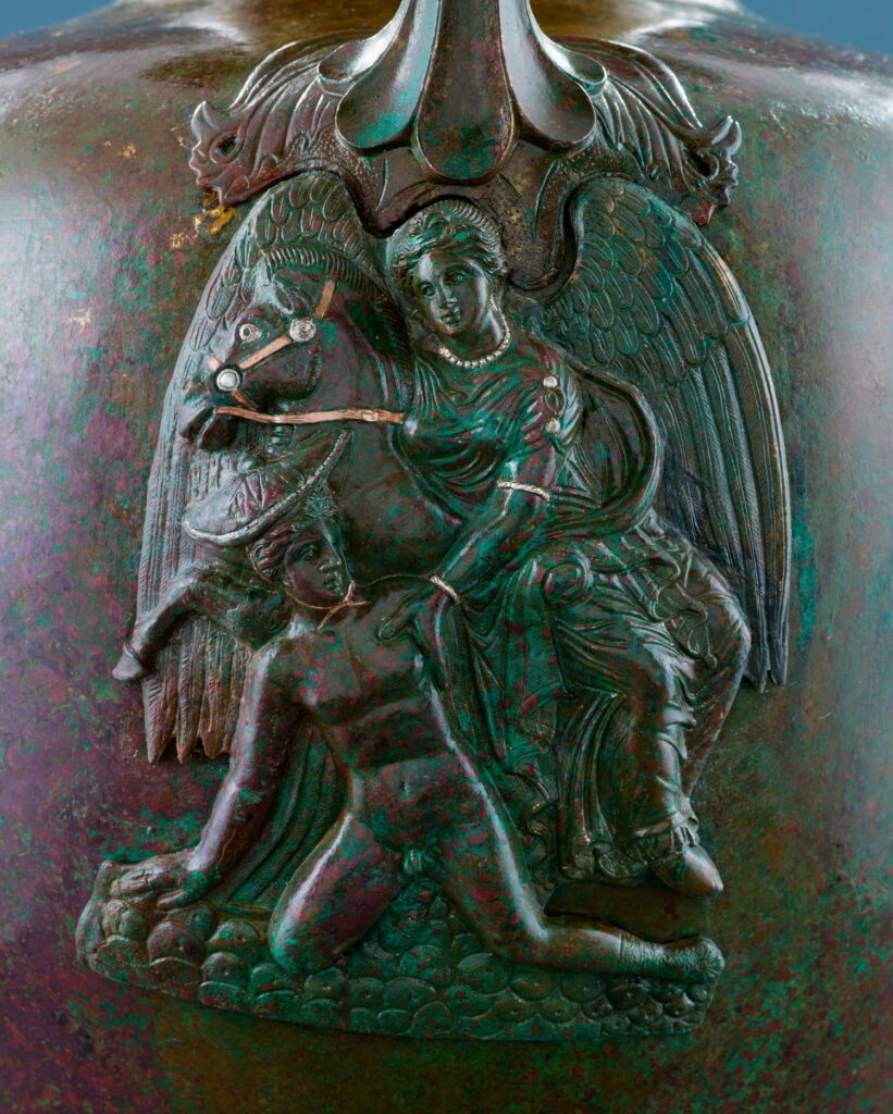 Jitřenka (řecky Éós) zvedá na oblohu lovce Oriona. Tepaná bronzová nádoba z počátku 3. stol. před n. l. (archiv Thanose Siderise)